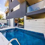 Luxury Pool Seaside 公寓 扎达尔