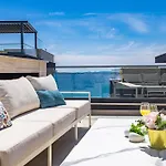 Luxury Pool Seaside شقة *