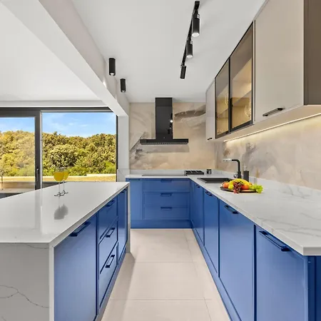 Luxury Pool Seaside 扎达尔