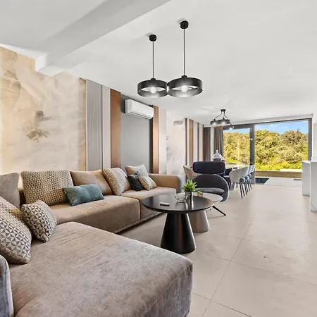 Luxury Pool Seaside * 扎达尔