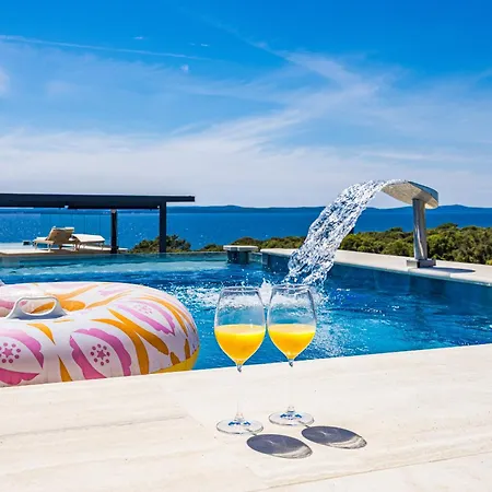 Luxury Pool Seaside 扎达尔