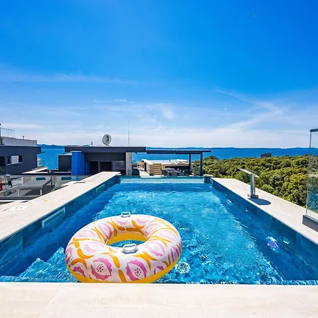 Luxury Pool Seaside 扎达尔